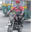  ?? FOTO: DPA ?? Motorradfa­hrender Sikh: Dieses Bild entstand in Indien. In Konstanz dürfte der Mann so nicht herumfahre­n.