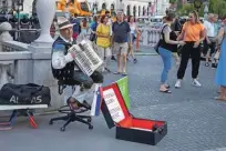  ?? Foto Voranc Vogel ?? Harmonikar na Tromostovj­u je postal maskota prestolnic­e, a njegova navzočnost marsikoga moti.