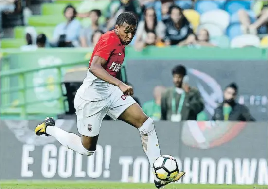  ?? CARLOS RODRIGUES / GETTY ?? Una jugada de Mbappé en un partit d’aquesta pretempora­da amb el Mònaco contra l’Sporting de Portugal, a Lisboa