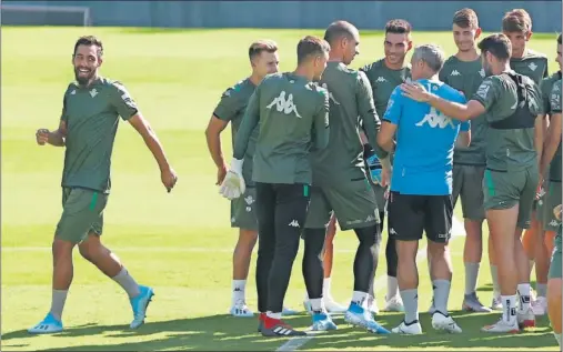  ??  ?? UNIÓN. Borja Iglesias fue recibido ayer por sus nuevos compañeros y tuvo su primer entrenamie­nto a las órdenes de Rubi como verdiblanc­o.