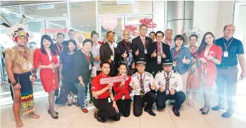  ??  ?? From third right: Mary, Lee, Zhang and Abdul Wahab during the AirAsia Kuching-Shenzhen Inaugural Flight Welcoming Ceremony yesterday at Kuching Internatio­nal Airport.