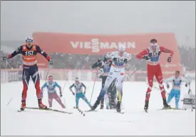 ?? FOTO: LEHTIKUVA/AFP PHOTO/TT/ADAM IHSE ?? Ristomatti Hakola (längst till höger) föll omkull men blev bara 2,7 sekunder från segraren.