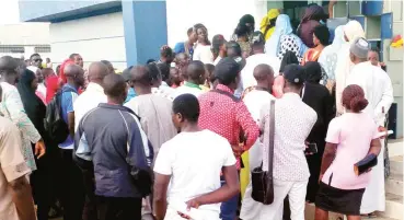  ??  ?? Last minutes rush for BVN registrati­on in Minna, during the 2015 exercise ARIK AIR