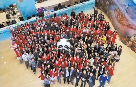  ??  ?? China Internatio­nal Import Expo volunteers take a photo on the last day of the event on November 10 in Shanghai. — Ti Gong