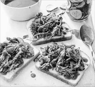  ?? CARL TREMBLAY
THE ASSOCIATED PRESS ?? Shredded Barbecued Beef makes a flavourful messy, open-faced sandwich.