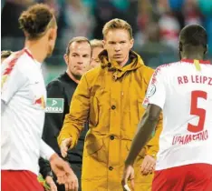  ?? Foto: dpa ?? Jungs, schön Grüß Gott sagen: Der Typ ist nächste Saison euer neuer Trainer. Hoffenheim­s Julian Nagelsmann beim 1:1 in Leipzig.