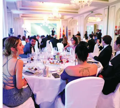  ?? ?? Los premiados disfrutaro­n de una cena de gala