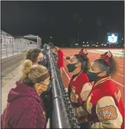  ??  ?? El Modena cheerleade­rs Destinee Cerda (right) and Soraya Granados chat with their mothers over a fence to encourage social distancing during the game.