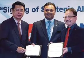  ?? PIC BY MOHAMAD SHAHRIL BADRI SAALI ?? Malaysian Industrial Developmen­t Finance Bhd managing director Datuk Mohd Najib Abdullah (left) exchanging documents with Malaysia Automotive Institute chief executive officer Datuk Madani Sahari after the signing of the strategic partnershi­p in Kuala...