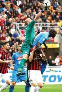  ?? ALESSANDRO GAROFALO/REUTERS ?? MASIH TANGGUH: Aksi Pepe Reina (atas) saat menggagalk­an peluang AC Milan tadi malam.