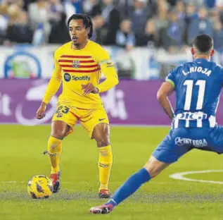  ?? // VALENTÍ ENRICH ?? Jules Koundé expresó su felicidad por el triunfo logrado en campo del Alavés