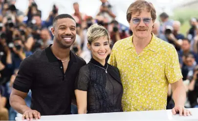  ??  ?? Michael Shannon (à droite) avec l’actrice franco-algérienne Sofia Boutella et Michael B. Jordan, ses partenaire­s dans Fahrenheit 451.