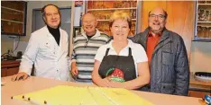  ?? Foto: Angela Häusler ?? Der RSV Vorsitzend­e Reiner Schwarz (hinten rechts) und Helmut Herchel (links da neben) mit Katarina Kulbacka und Franco Cersosimo, die das Vereinslok­al übernom men haben.