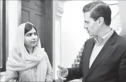  ??  ?? Malala Yousafzai y el presidente Enrique Peña Nieto durante la visita de la activista paquistaní a Los Pinos, en el contexto de su gira mundial para promover los derechos de los niños ■ Foto Presidenci­a