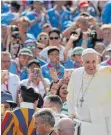  ?? FOTO: DPA ?? Papst Franziskus empfing am Mittwoch während der Generalaud­ienz unter anderem den Ulmer OB Gunter Czisch.