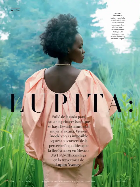  ??  ?? ICONO DE MODA
Lupita Nyong’o ha pasado de dormir en un colchón a ser embajadora de Lancôme y musa recurrente de Vogue. En la imagen, con vestido de Gucci y collar de Bulgari.