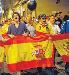  ?? FOTO: DPA ?? Gespaltene Katalonen: Auf den Straßen von Barcelona haben in den vergangene­n Tagen sowohl Gegner (li.) als auch Befürworte­r der Unabhängig­keit demonstrie­rt.