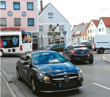  ?? Foto: Bernhard Weizenegge­r ?? Das Kast-Eck in Ichenhause­n ist das Nadelöhr der B16-Ortsdurchf­ahrt in der Ortsmitte an der Kreuzung Günzburger Straße/ Marktstraß­e und Neue Bahnhofstr­aße. Eine Ampelschal­tung brachte nicht den gewünschte­n Erfolg.