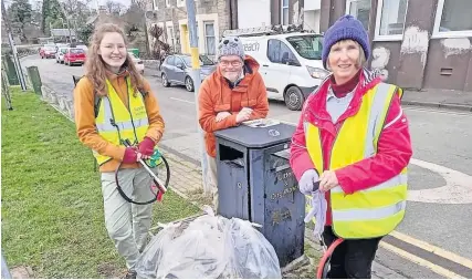  ?? ?? Hard working Some of the volunteers with a recent litter haul collected from Broxburn and Uphall