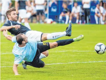  ?? ARCHIVFOTO: ROLF SCHULTES ?? Nach der bitteren Niederlage am Grünen Tisch gegen den TSB Ravensburg (unten Vlad Munteanu) heißt die Realität für den FV Bad Waldsee (Fabian Schmid) Kreisliga B II.