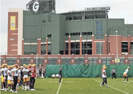  ?? PACKER PLUS FILES ?? Green Bay Packers head coach Matt LaFleur (center) watches practice on May 29. Later that night, LaFleur tore his left Achilles while playing basketball at Lambeau Field.