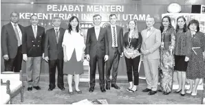  ?? — Gambar Bernama ?? BUAT KENANGAN: Kok (empat kiri) dan Laplanche (lima kiri) bersama pegawai yang lain bergambar selepas selesai mesyuarat mereka di Kuala Lumpur, Rabu.