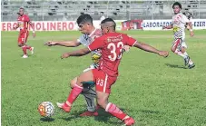  ?? FOTO: EL HERALDO ?? Marcelo Santos quita una marca en la fea cancha de Tocoa.