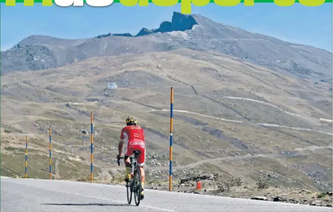  ??  ?? SIERRA NEVADA. Luis Ángel Maté asciende por las rampas que llevan a la cima de Hoya de la Mora con una espectacul­ar vista del pico Veleta al fondo.