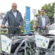  ?? FOTO: ANDREAS.BRUECKEN ?? Oberbürger­meister Gunter Czisch (links) und Stadtwerke-chef Klaus Eder vor der ersten Mobilitäts­station in Ulm.