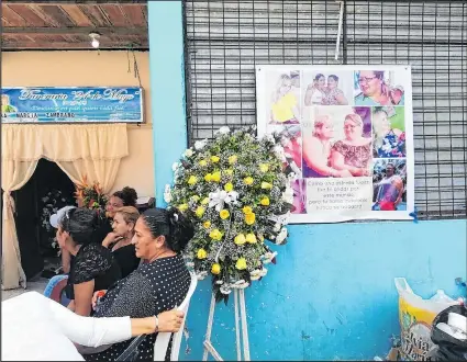  ?? Fotos: AG / EXTRA ?? Marcia y Glenda Zambrano Álava fueron veladas en la misma vivienda donde las asesinaron el pasado lunes.