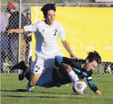  ?? GREG SORBER/JOURNAL ?? Atrisco Heritage’s Kenny Rivera (7) and Cleveland’s Nathan Otero tangle for a loose ball during the Storm’s double-overtime win Wednesday in the Class 5A quarterfin­als.