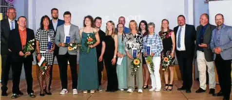  ?? GERD ZEUNER ?? Abschlussb­ild am Sonnabenda­bend mit den populärste­n Sportlern des Jahres 2023 im Landkreis Greiz.