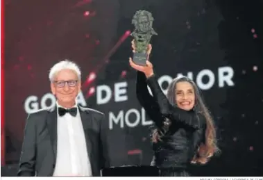 ?? MIGUEL CÓRDOBA / ACADEMIA DE CINE ?? Ángela Molina, acompañada de Jaime Chávarri, con su Goya de Honor.