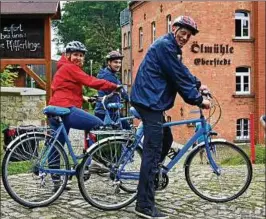  ??  ?? Thüringens SPD-Wirtschaft­sminister Wolfgang Tiefensee (vorn) besuchte auf seiner Sommertour auch die historisch­e Mühle Eberstedt. Foto: Hannsjörg Schumann