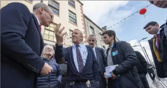  ?? Photo by Domick Walsh ?? Publican Der O’Sullivan speaks with Tánaiste Simon Coveney and the Fine Gael campaign team during the FG canvass in Tralee on Monday.