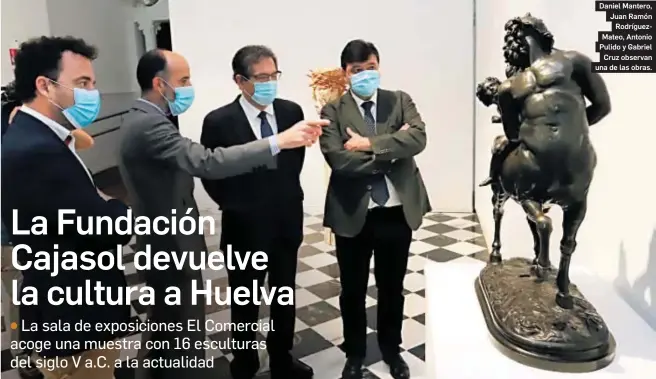  ?? ALBERTO DOMÍNGUEZ ?? Daniel Mantero, Juan Ramón
RodríguezM­ateo, Antonio Pulido y Gabriel
Cruz observan una de las obras.