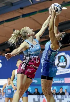  ?? MICHAEL BRADLEY ?? The Steel’s Shannon Saunders, left, does her best to disrupt Sulu Fitzpatric­k as she hauls in a pass for the Mystics in Auckland last night.