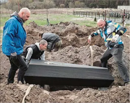  ?? ?? DOLOR.
En Bucha, a pocos kilómetros de la capital ucraniana Kiev, siguen exhumando los cuerpos de civiles asesinados por rusos.