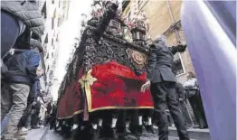  ?? Laura Trives ?? Las palmas y las carracas son dos de los distintivo­s de la procesión.