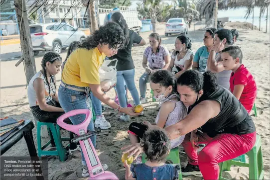  ?? ALDAIR MEJIA / EFE ?? Tumbes. Personal de una ONG realiza un taller con niños venezolano­s en el parque infantil La Igualdad.