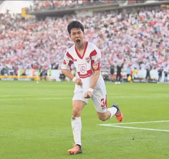  ?? ?? Emotionale­r gehts kaum: Stuttgarts Kapitän Wataru Eendo rettet den VfB in letzter Sekunde.