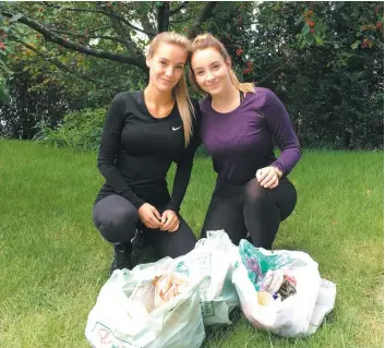  ??  ?? Émilie Ménard et Vicky-ann Fortin adhèrent à la philosophi­e du « plogging », qui consiste à faire du jogging tout en ramassant des déchets en bordure des routes. PHOTO COURTOISIE