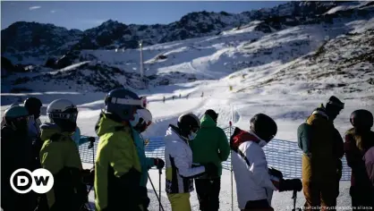  ??  ?? Unlike some of its neighbors, Switzerlan­d has kept its ski slopes open