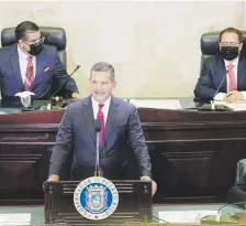  ?? archivo ?? Al centro, el gobernador Pedro Pierluisi, detrás los líderes legislativ­os Rafael “Tatito” Hernández y José Luis Dalmau.