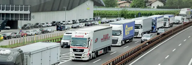  ??  ?? TrafficoAu­to e tir in coda sull’A22. L’autostrada è gestita in regime di proroga dal 2014 ma il rinnovo della concession­e appare ancora lontano. Nel frattempo tutti i grandi investimen­ti sono bloccati.