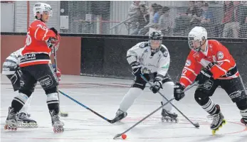  ?? FOTO: SIMON SCHNEIDER ?? An Pfingsten kämpfen in Spaichinge­n die Skaterhock­ey-Spieler um den Badgers-Cup.