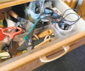  ?? Shuttersto­ck ?? Are your junk drawers a mess? A few simple steps can help tame them.