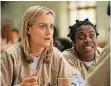  ?? FOTO: AP ?? Taylor Schilling (li.) und Uzo Aduba in der Netflix-Serie „Orange is the new black“