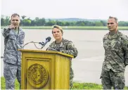  ??  ?? (De izq. a der.) Teniente coronel Travis Walters, general de brigada Tracy Norrys y el coronel Ronald Burket dan el anuncio del despliegue de tropas por parte de Texas.