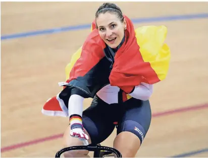  ?? FOTO: REUTERS ?? April 2017 in Hong Kong: Kristina Vogel holt die Goldmedail­le im Frauen-Sprint und feiert mit Deutschlan­dfahne um den Hals.